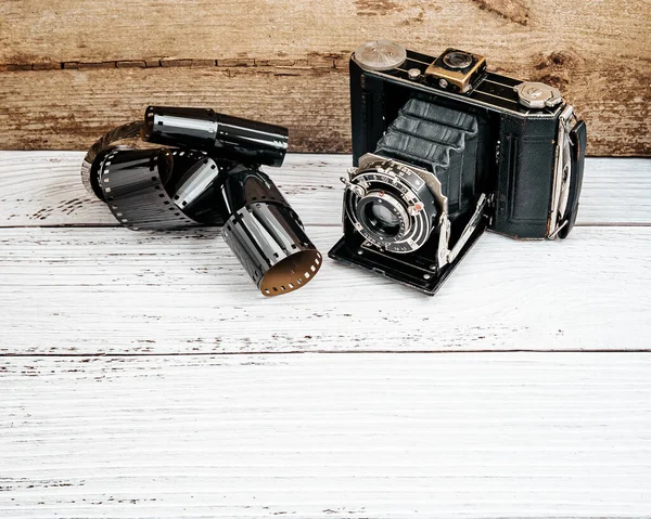 Vintage Φωτογραφική Μηχανή Φιλμ Ρολό Ξύλινο Φόντο — Φωτογραφία Αρχείου
