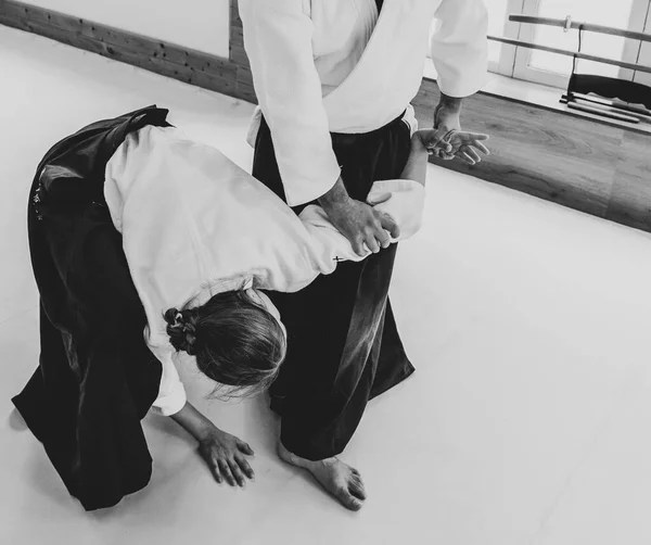 Άνθρωποι Που Ασκούν Aikido Πολεμικές Τέχνες Ένα Dojo Φόντο — Φωτογραφία Αρχείου