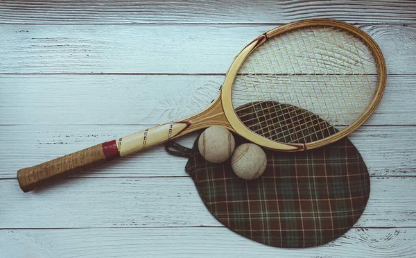 Μια Vintage Ρακέτα Τένις Δύο Μπάλες Και Κάλυμμα Λευκό Φόντο — Φωτογραφία Αρχείου