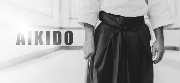 Άνθρωπος Εξάσκηση Aikido Πολεμικές Τέχνες Ένα Dojo Φόντο — Φωτογραφία Αρχείου