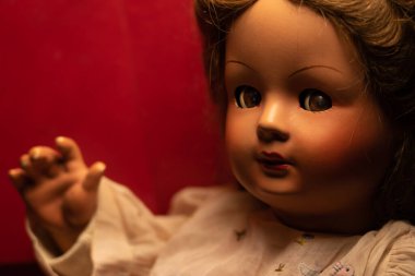 Yarı aydınlık korkunç bir oyuncak bebek. Kapat.