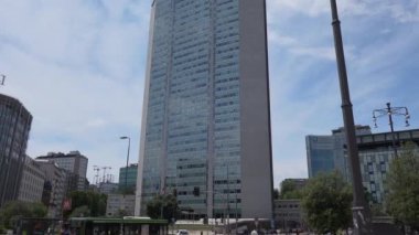 Milan, İtalya - 06 23 2021: Pirelli gökdeleni ve anıtı ile Milano şehir merkezindeki merkez tren istasyonunun meydanı.