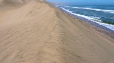 Pan, Namib Çölü 'nde Atlantik Okyanusu' yla Namibya, Afrika 'daki Sandviç Limanı yakınlarında buluşuyor..