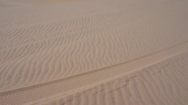 Afrika, Namibya 'daki Sandviç Limanı yakınlarındaki İskelet Sahili' ndeki Namib Çölü kumullarında Pan..