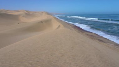 Pan, Namib Çölü 'nde Atlantik Okyanusu' yla Namibya, Afrika 'daki Sandviç Limanı yakınlarında buluşuyor..