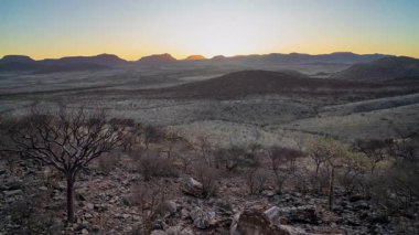 Afrika, Namibya 'daki Kaokoveld' deki Orupembe Koruma Alanı 'nda gün batımı. Zaman Süreleri.