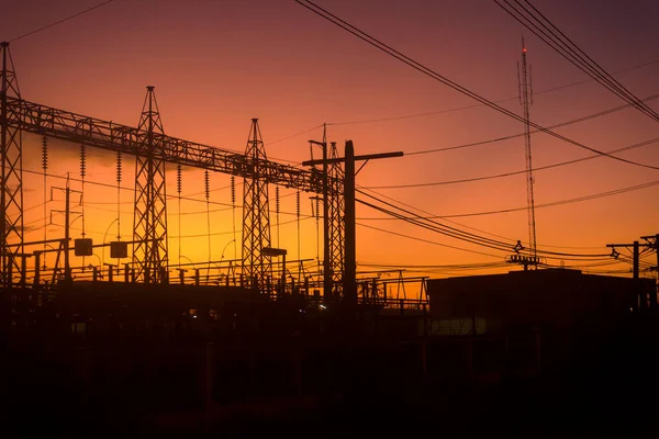 Högspänningskraftverk Vid Solnedgång Högspänningstorn — Stockfoto