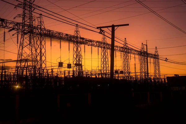 日落时的高压发电厂 高压输电塔 — 图库照片