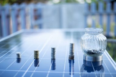 Güneş panellerindeki gümüş paralar güneş enerjisini depolamaya yardımcı olur. O zaman bunu evler ve binalar için elektrik olarak kullan, maliyetleri düşür ve çevreyi koru. Küresel ısınmayı azaltmaya yardımcı olan teknoloji.