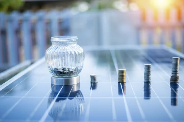 Güneş panellerindeki gümüş paralar güneş enerjisini depolamaya yardımcı olur. O zaman bunu evler ve binalar için elektrik olarak kullan, maliyetleri düşür ve çevreyi koru. Küresel ısınmayı azaltmaya yardımcı olan teknoloji.