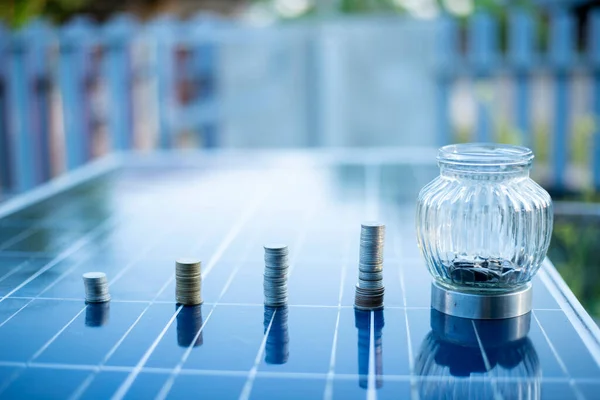 Güneş panellerindeki gümüş paralar güneş enerjisini depolamaya yardımcı olur. O zaman bunu evler ve binalar için elektrik olarak kullan, maliyetleri düşür ve çevreyi koru. Küresel ısınmayı azaltmaya yardımcı olan teknoloji.