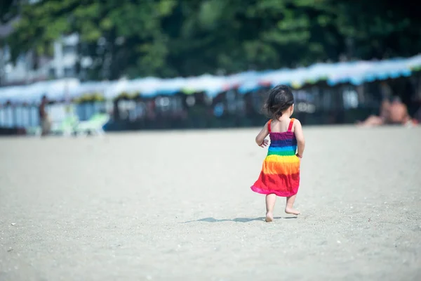 Девушка Играющая Пляже Летних Каникулах Ребенок Природе Красивым Морем Песком — стоковое фото
