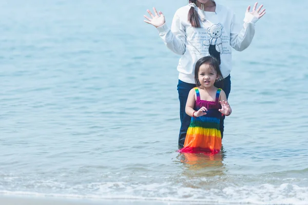 Мать Дочь Играют Пляже Закате — стоковое фото