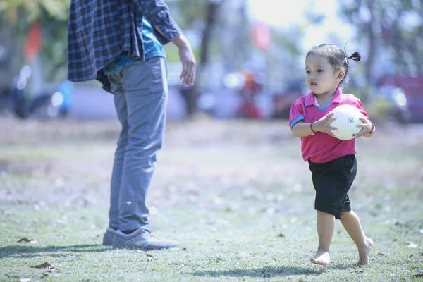 Chica Sosteniendo Una Bola Blanca Sus Manos Corriendo Parque Jugando —  Fotos de Stock