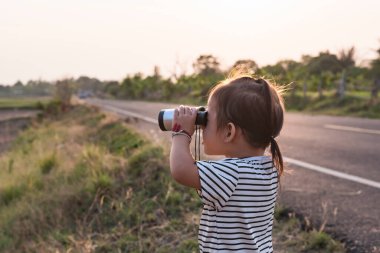Dürbünle, yürüyüş konseptiyle, kampla ve macerayla ilgilenen tatlı bir kız..