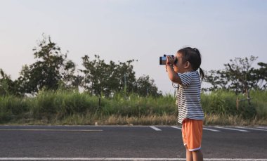 Dürbünle, yürüyüş konseptiyle, kampla ve macerayla ilgilenen tatlı bir kız..