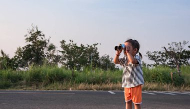 Dürbünle, yürüyüş konseptiyle, kampla ve macerayla ilgilenen tatlı bir kız..