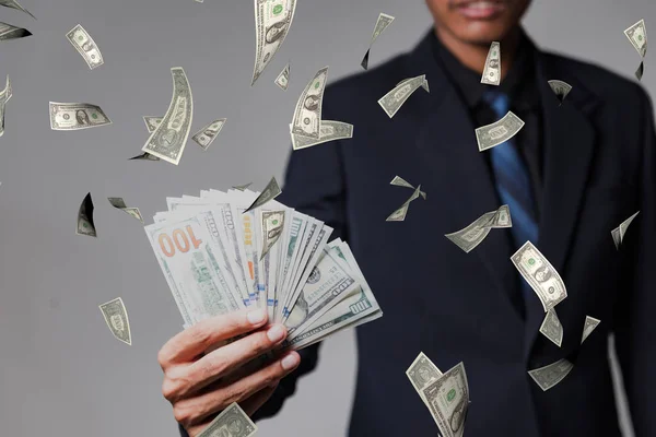 İşadamları paralarıyla ayakta dururlar Mutlu, dolarlarla dolu parasal refah, finansal başarı kavramı.