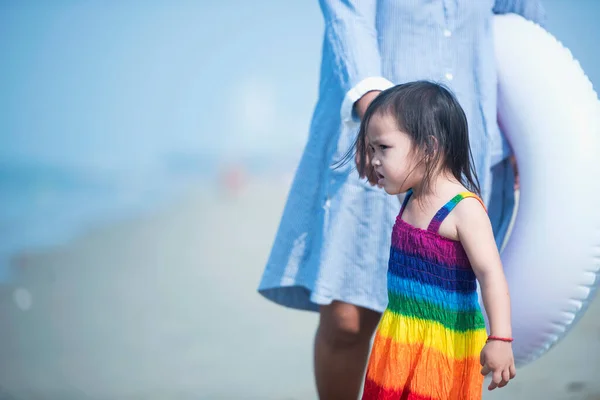 Мать Дочь Гуляют Пляжу Закате — стоковое фото