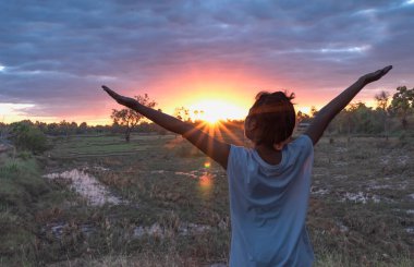 Genç kadın onun başarı, hayatta başarı kavramı için kaldırsın.