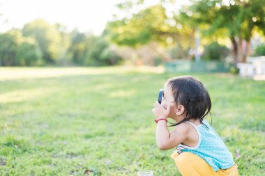 Çocuklar güneşli bir yaz bahçesinde, izci kulübünde ve açık hava bilim sınıfında doğayı keşfeder. Genç bir kadın çevreyi keşfetmek için büyüteç kullanıyor. Genç bir kâşifin maceraları..