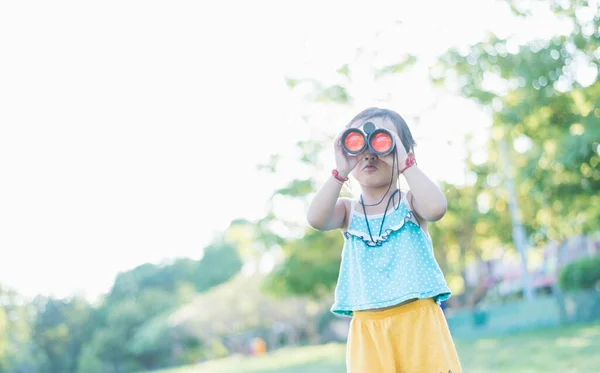 Dívka Dívá Dalekohledem Najít Vyhledat Koncept — Stock fotografie