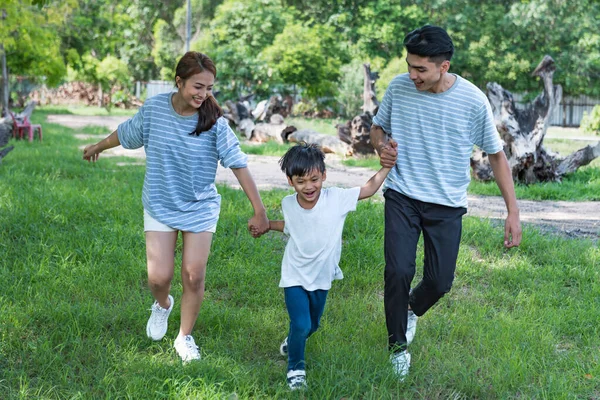 Imagem Jovem Família Asiática Brincando Juntos Parque — Fotografia de Stock