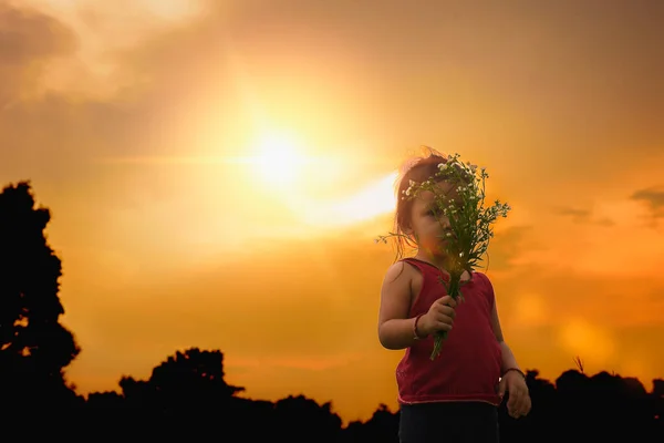 Enfant Gai Avec Bouquet Coupe Petit Garçon Souriant Sur Fond — Photo
