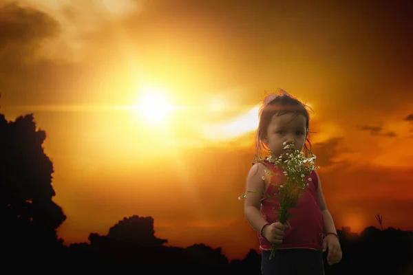 Enfant Gai Avec Bouquet Coupe Petit Garçon Souriant Sur Fond — Photo