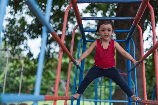Dışarıda Oyun Oynayan Çocuklar Okulda Anaokulunda Oynayan Çocuklar Renkli Slaytlar — Stok fotoğraf