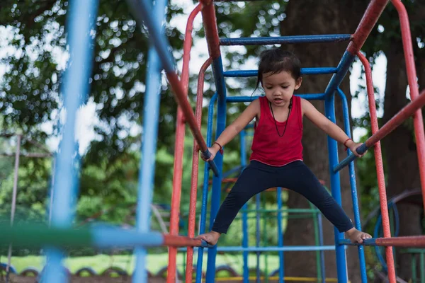 Gyerekek Játszanak Szabadtéri Játszótéren Gyerekek Játszanak Iskolában Vagy Óvodában Gyerekek — Stock Fotó