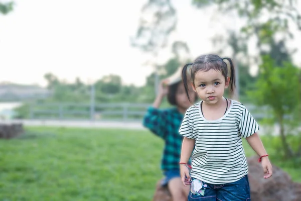 Детство Досуг Люди Концепция Счастливая Маленькая Девочка Прогулка Летнем Парке — стоковое фото