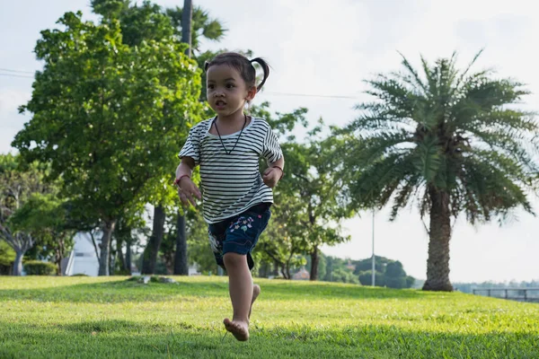 Chica Feliz Corriendo Sobre Hierba Verde Parque Niños Alegres Prado —  Fotos de Stock