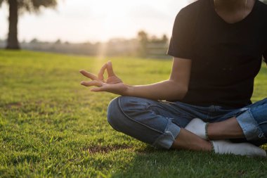 Eller kapalı yoga yapan kadınlar dışarıda rahatlayın, kadın fitness poz verin ve fitness kulübü için meditasyon yapın doğa arka planı. Sağlık ve yoga konsepti.