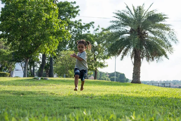Ευτυχισμένο Κορίτσι Τρέχει Στο Πράσινο Γρασίδι Στο Πάρκο Χαρούμενα Παιδιά — Φωτογραφία Αρχείου