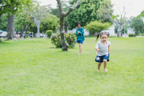 Chica Feliz Corriendo Sobre Hierba Verde Parque Niños Alegres Prado — Foto de Stock