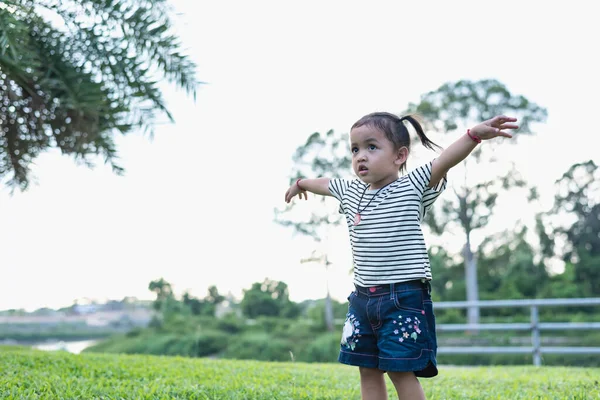Niños Felices Jugando Aire Libre Niño Saltando Jardín Con Luz —  Fotos de Stock