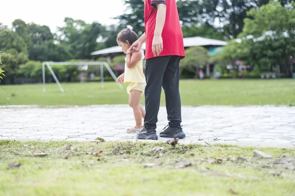 Una Joven Madre Está Caminando Parque Con Hija Pequeña Concepto —  Fotos de Stock