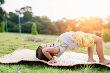 Kız spor salonunda jimnastik yapıyor evde yalnız başına yoga yapıyor briç oynuyor doğal sırt bükümü yapıyor jimnastik yapan esnek çocuklar. Spor, öğrenme, spor, esneme, aktif yaşam tarzı konsepti.