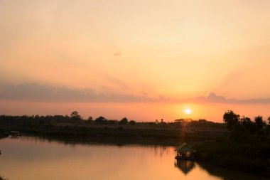 Güzel turuncu gökyüzü alacakaranlık havasıyla gün batımı.
