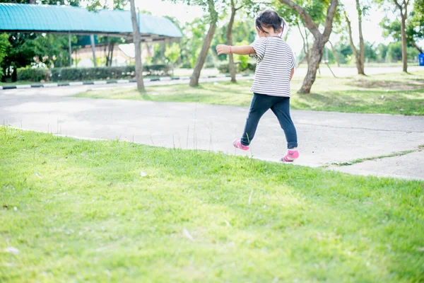 Menina Asiática Correndo Parque Feliz — Fotografia de Stock