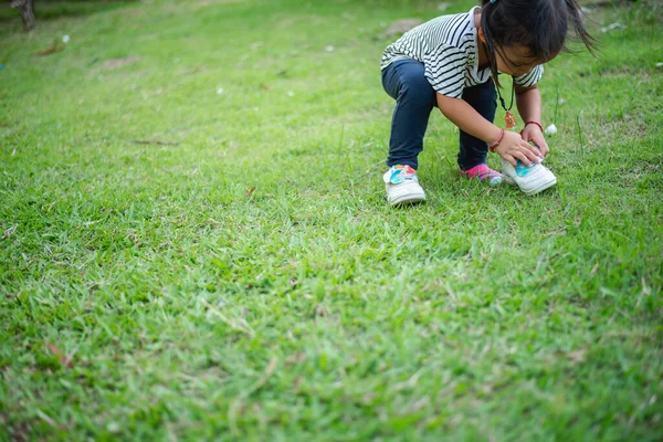 Asian Girl Bends Put Shoes Herself Backyard While Doing Mom — Stock Photo, Image