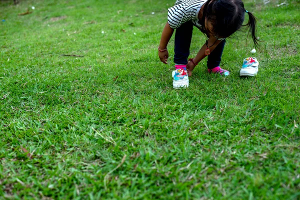 Asian Girl Bends Put Shoes Herself Backyard While Doing Mom — Stock Photo, Image