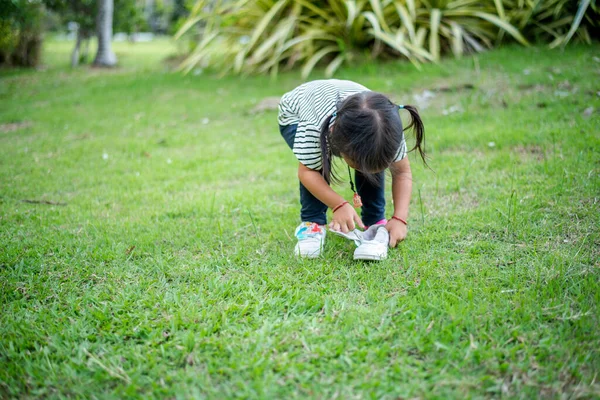 Asiática Chica Inclina Ponerse Los Zapatos Por Misma Patio Trasero — Foto de Stock