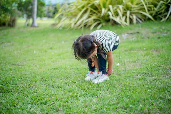 Азійська Дівчина Нахиляється Щоб Одягти Взуття Задньому Дворі Батько Мама — стокове фото