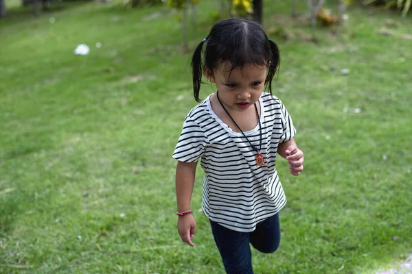 Азійська Дівчинка Біжить Парку Радістю — стокове фото