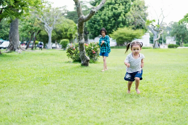 Ευτυχισμένες Νοτιοανατολικές Ασιάτισσες Παίζουν Έξω Στο Ανοιξιάτικο Πάρκο Ασιατικά Παιδιά — Φωτογραφία Αρχείου