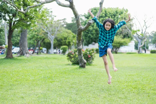 Счастливые Девушки Юго Восточной Азии Играют Свежем Воздухе Весеннем Парке — стоковое фото
