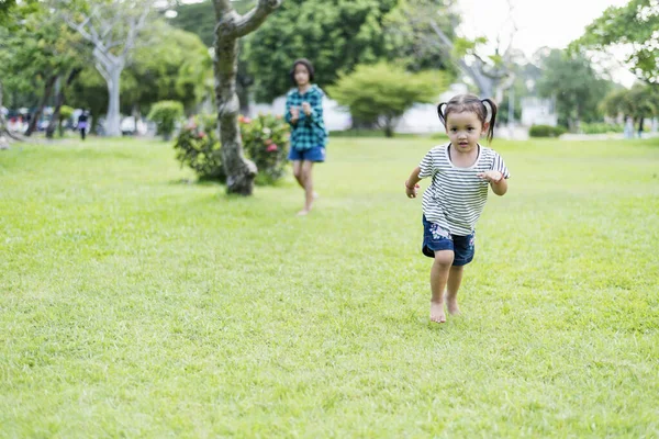 Mutlu Güneydoğu Asyalı Kızlar Bahar Parkında Oynuyorlar Asyalı Çocuklar Bahçede — Stok fotoğraf