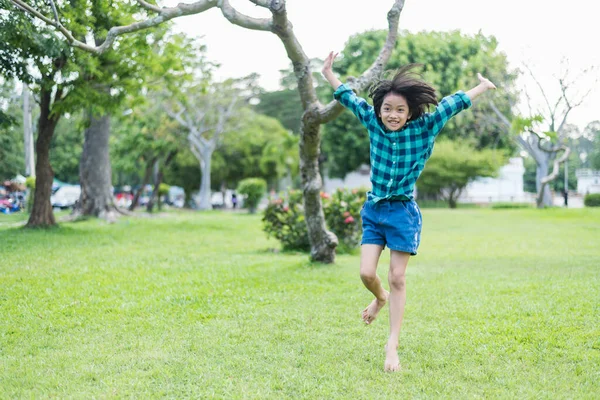 Счастливые Девушки Юго Восточной Азии Играют Свежем Воздухе Весеннем Парке — стоковое фото